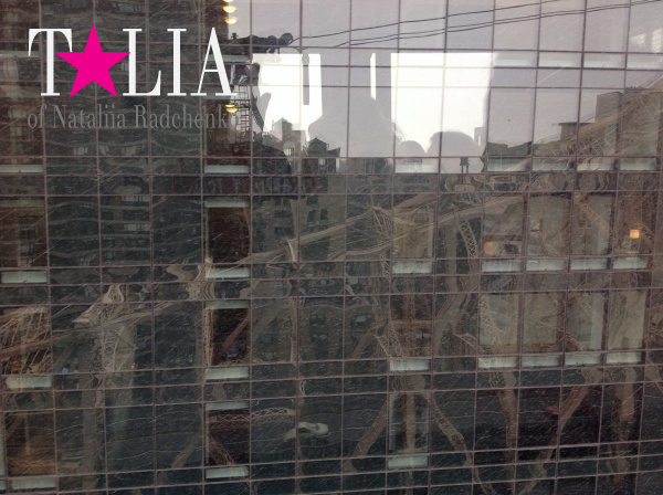 Отражение моста Квинсборо в небоскребе Манхэттена.